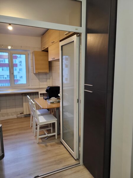 Tineretului 2 camere Decomandat   2 balcoane Locatie excelenta