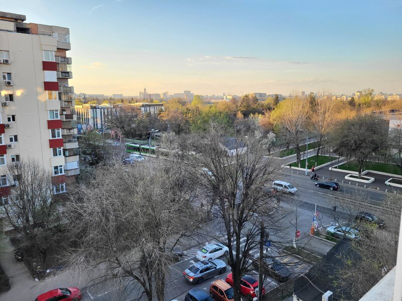 Tineretului 2 camere Decomandat   2 balcoane Locatie excelenta